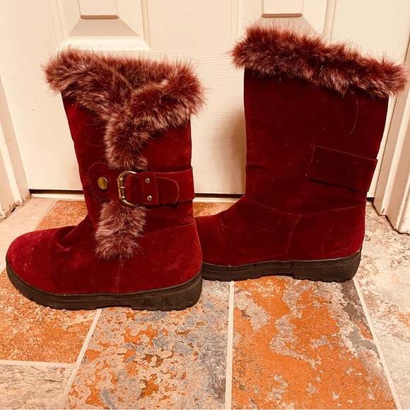 👢Beautiful Fur Top, Fur Lined Burgundy Slip On Boots! - Picture 4 of 13